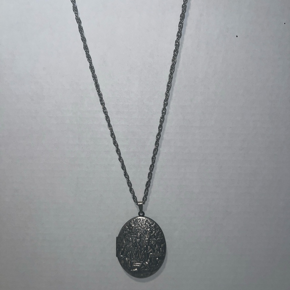 Elegant Silver Pendant Necklace